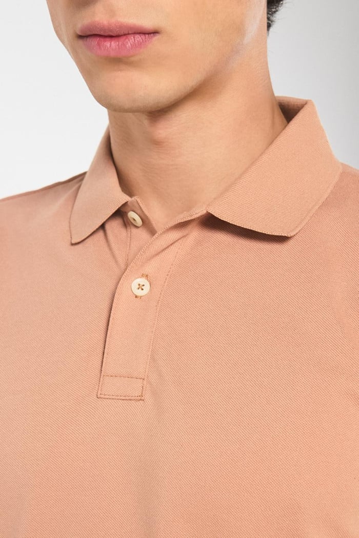 Camiseta unicolor polo con aberturas y manga corta