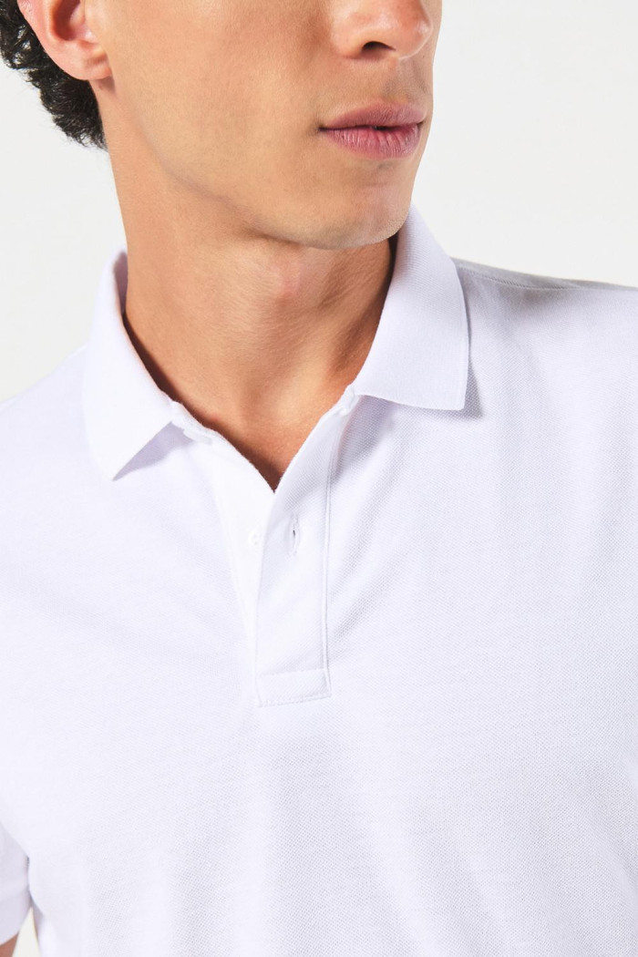 Camiseta unicolor polo con aberturas y manga corta