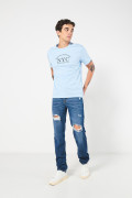 Camiseta azul clara con texto college y manga corta