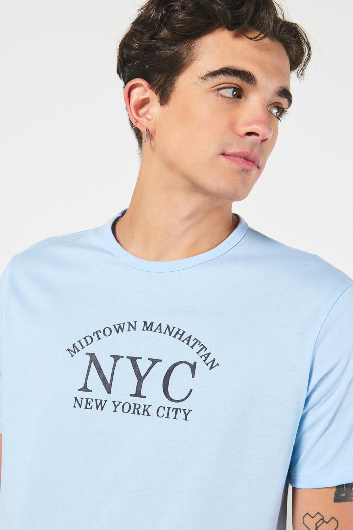 Camiseta azul clara con texto college y manga corta