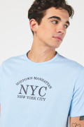 Camiseta azul clara con texto college y manga corta