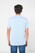 Camiseta azul clara con texto college y manga corta