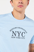 Camiseta azul clara con texto college y manga corta