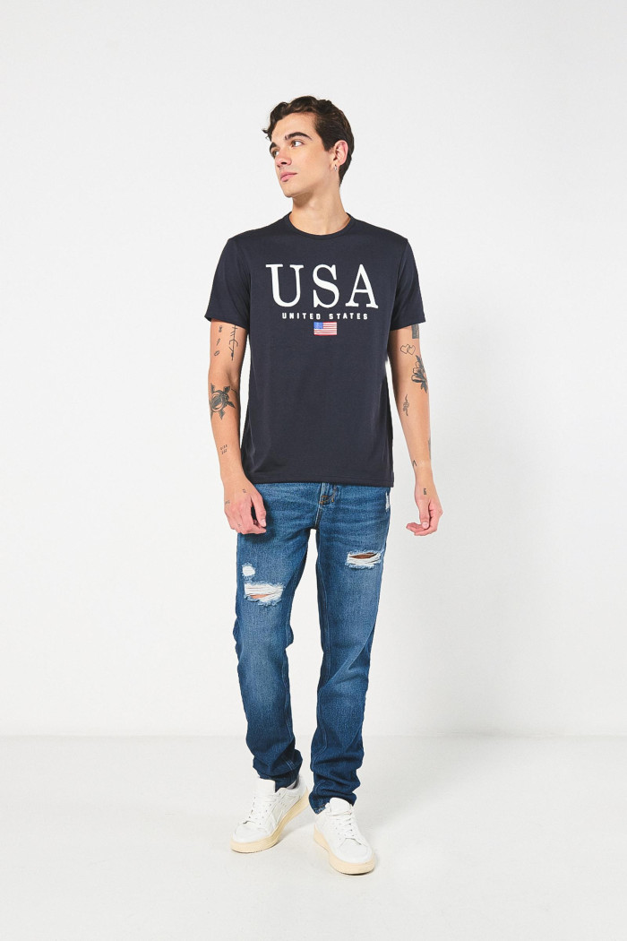 Camiseta manga corta azul intensa con texto college