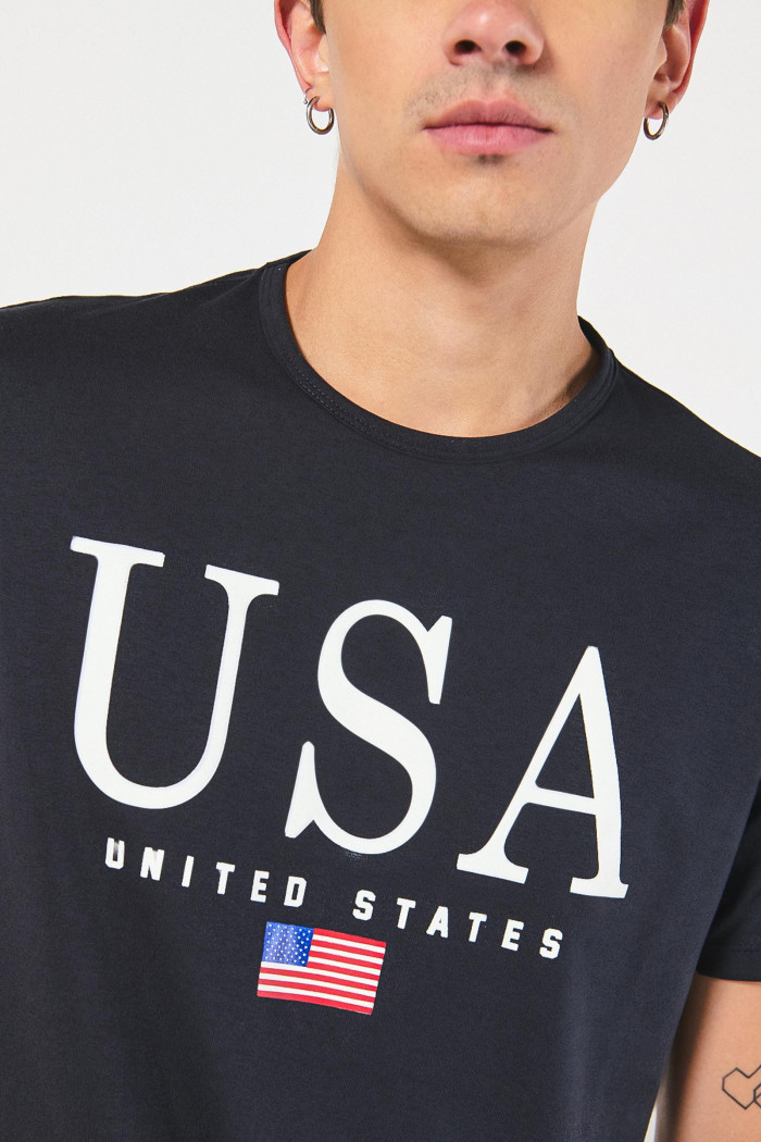 Camiseta manga corta azul intensa con texto college