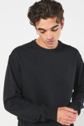 Buzo negro con hombro rodado y cuello redondo