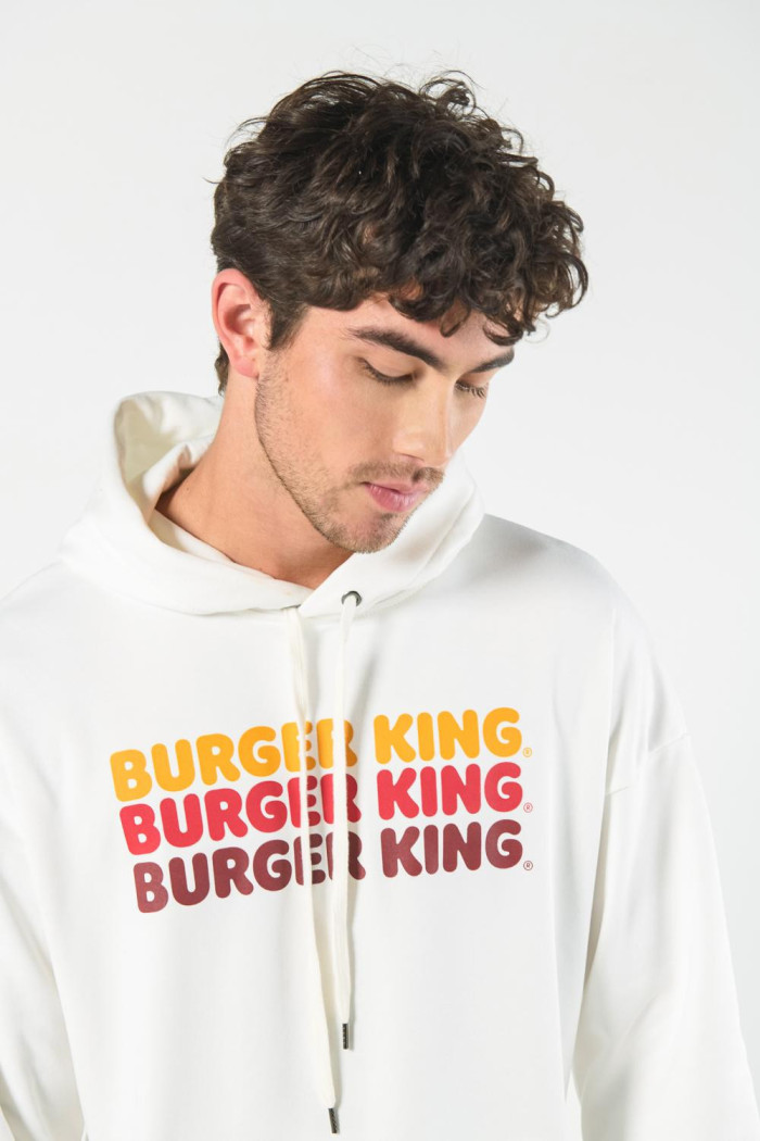 Buzo crema con capota y diseños de Burger King