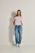 Jean tiro alto boyfriend azul con bota recta y desgastes