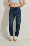Jean tiro alto boyfriend azul oscuro con bota recta