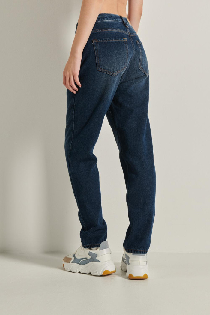 Jean tiro alto boyfriend azul oscuro con bota recta