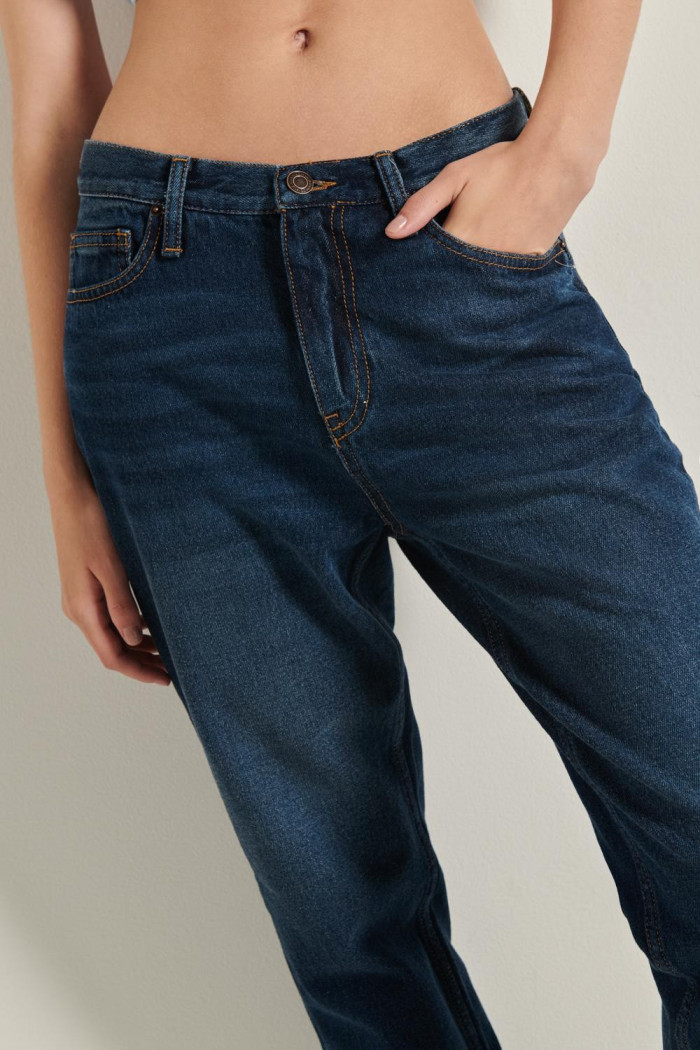 Jean tiro alto boyfriend azul oscuro con bota recta