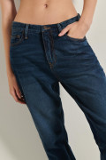 Jean tiro alto boyfriend azul oscuro con bota recta