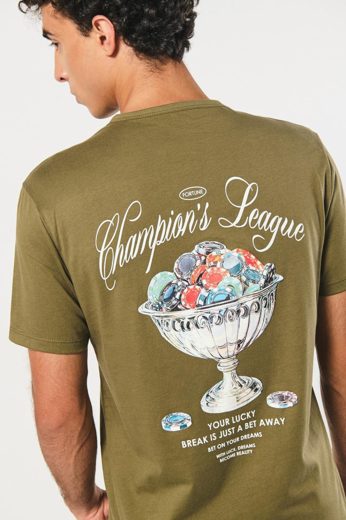 Camiseta verde oscura manga corta con diseños de fortuna