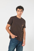 Camiseta college café oscura con bolsillo y manga corta