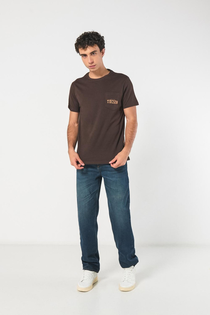 Camiseta college café oscura con bolsillo y manga corta