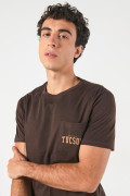 Camiseta college café oscura con bolsillo y manga corta