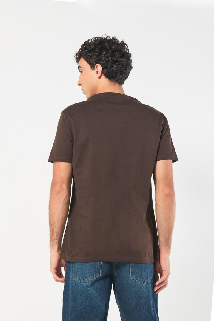 Camiseta college café oscura con bolsillo y manga corta