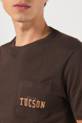 Camiseta college café oscura con bolsillo y manga corta