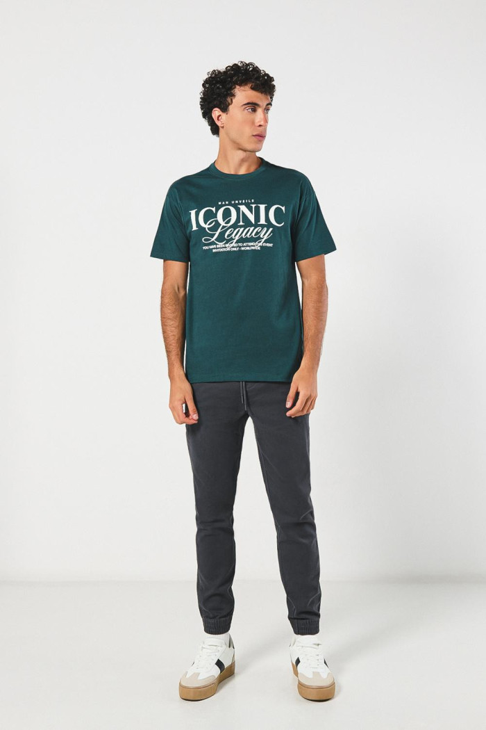 Camiseta manga corta verde con texto college en frente