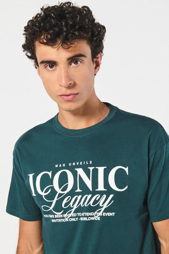 Camiseta manga corta verde con texto college en frente