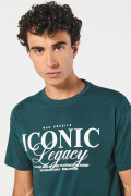 Camiseta manga corta verde con texto college en frente