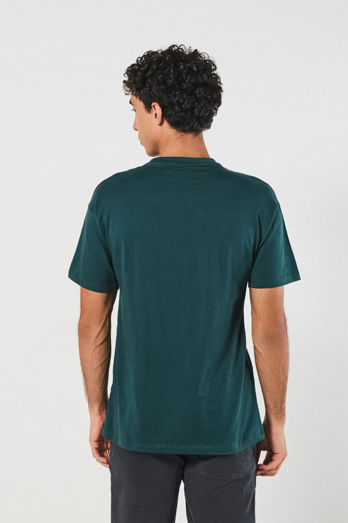 Camiseta manga corta verde con texto college en frente