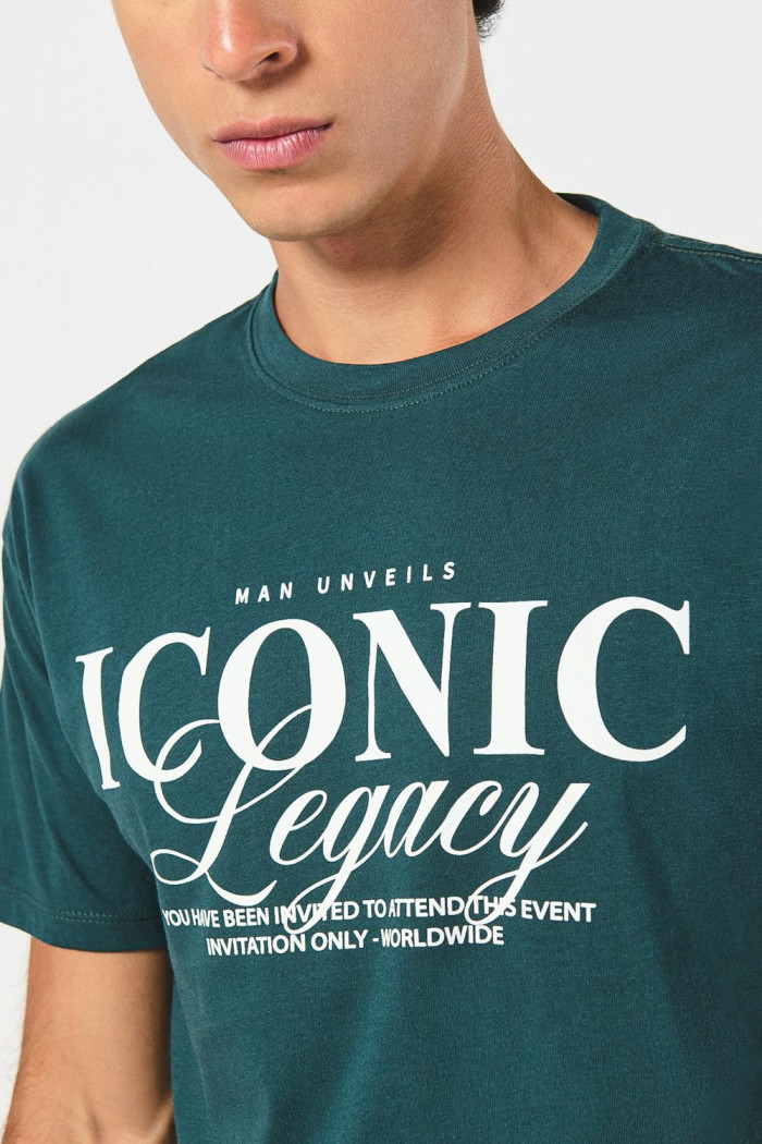 Camiseta manga corta verde con texto college en frente