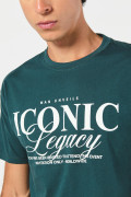 Camiseta manga corta verde con texto college en frente