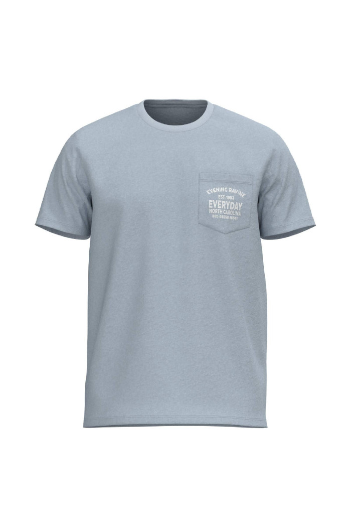 Camiseta azul clara college con bolsillo y manga corta