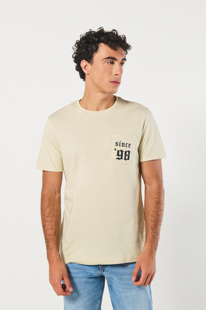 Camiseta kaki college con bolsillo y manga corta