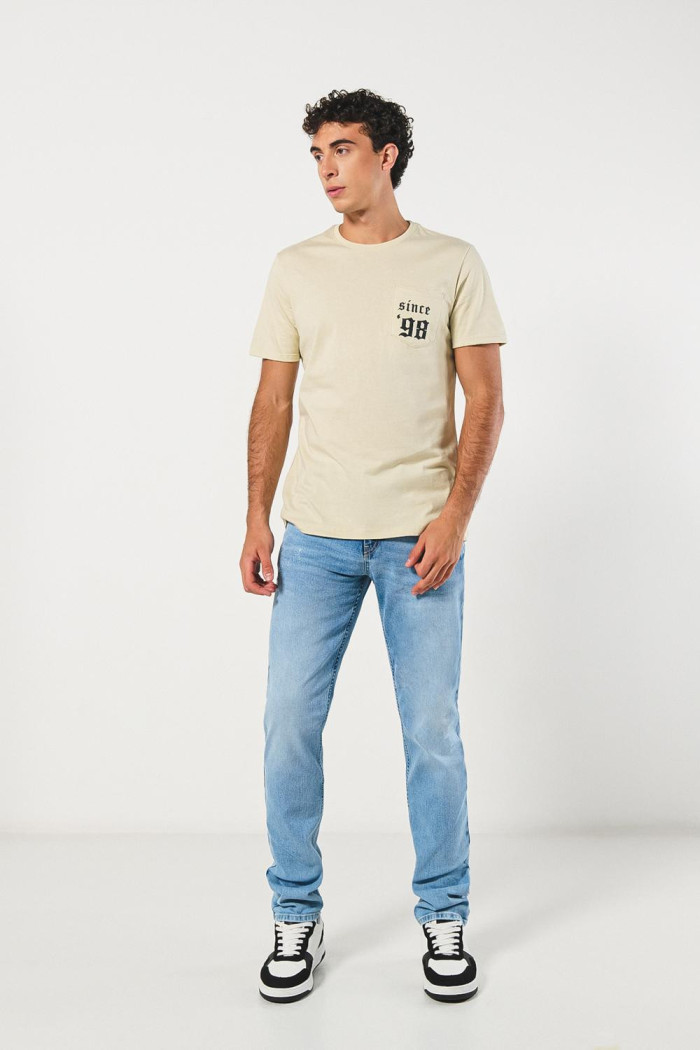 Camiseta kaki college con bolsillo y manga corta