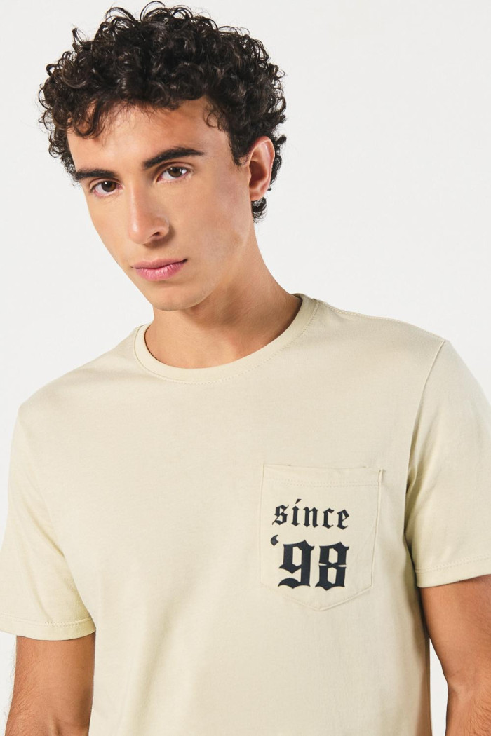 Camiseta kaki college con bolsillo y manga corta