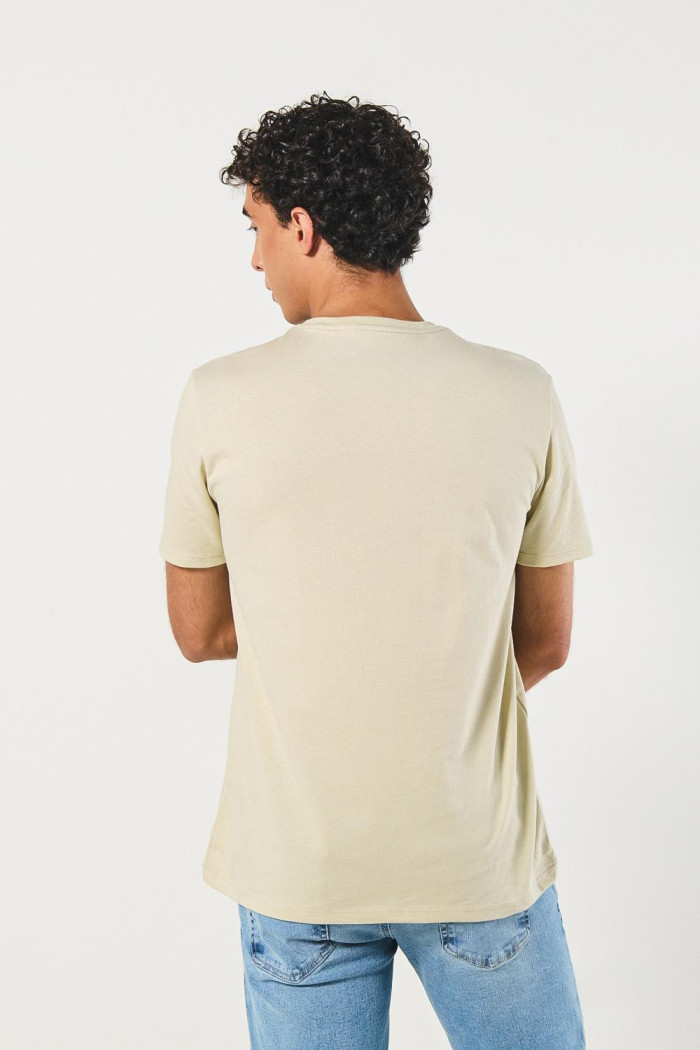 Camiseta kaki college con bolsillo y manga corta