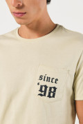 Camiseta kaki college con bolsillo y manga corta