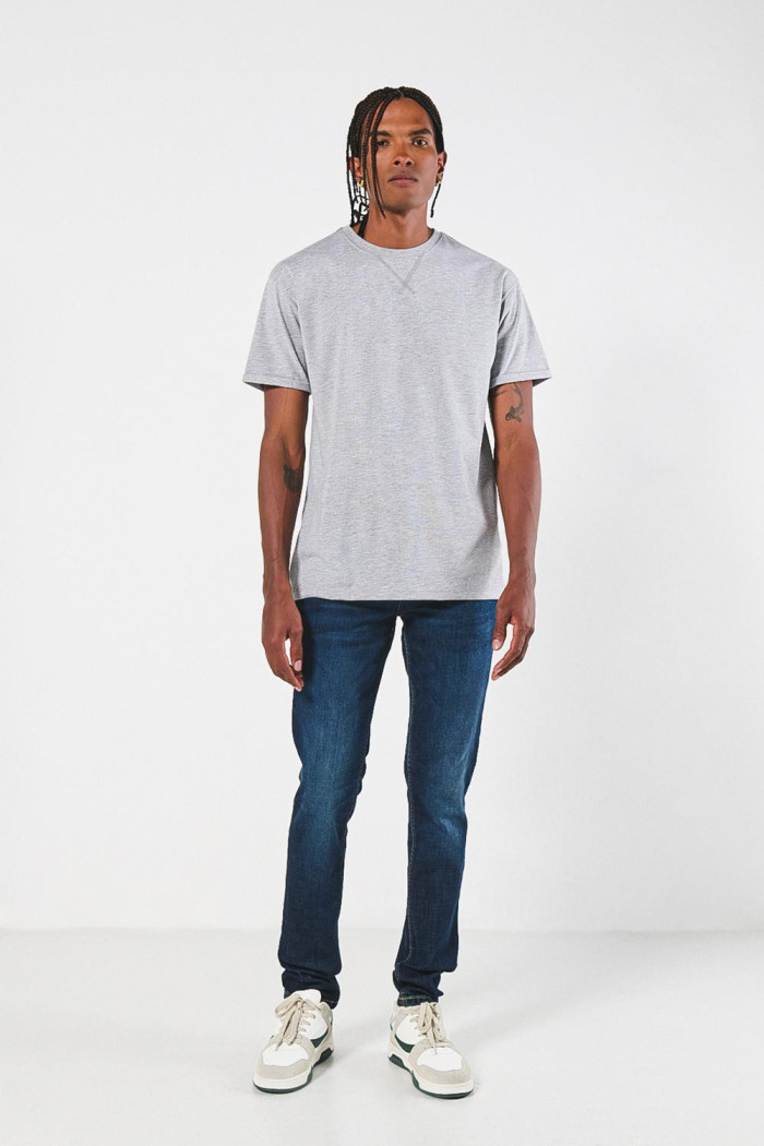 Camiseta gris clara con doblez en puños y manga corta