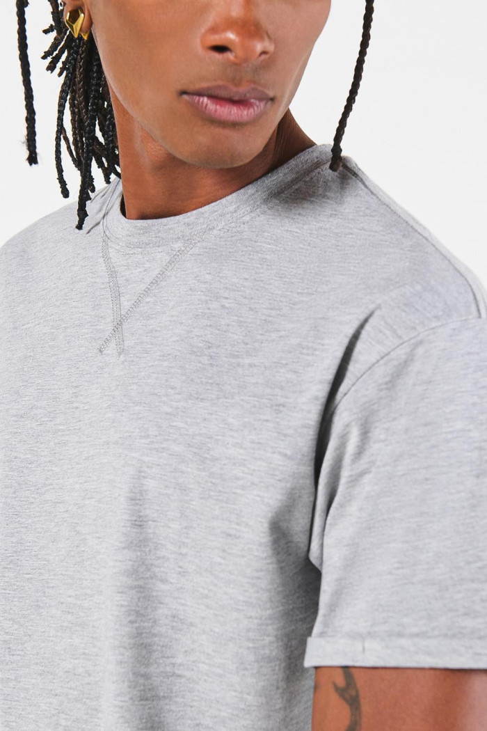 Camiseta gris clara con doblez en puños y manga corta