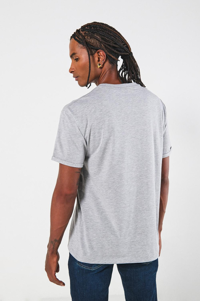 Camiseta gris clara con doblez en puños y manga corta