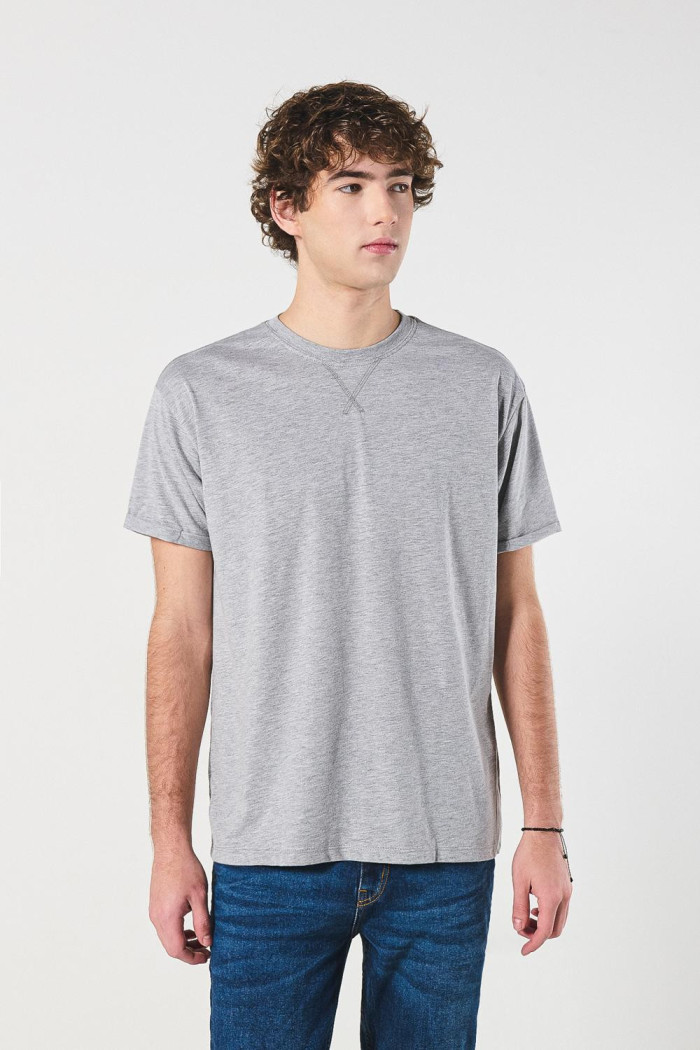 Camiseta gris manga corta con doblez en puños