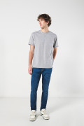 Camiseta gris manga corta con doblez en puños