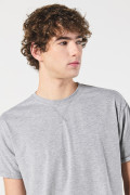 Camiseta gris manga corta con doblez en puños