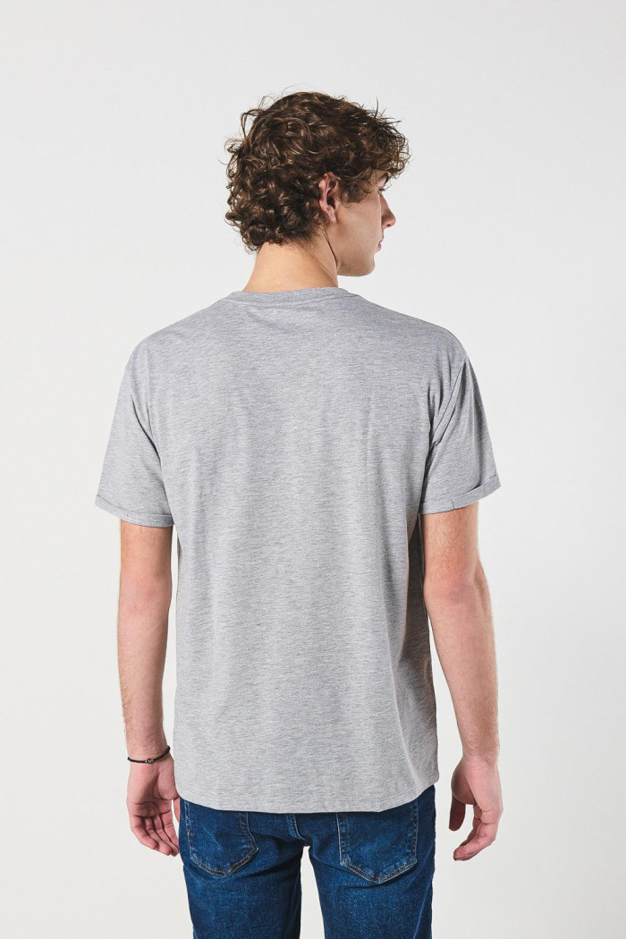 Camiseta gris manga corta con doblez en puños
