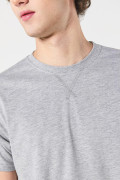 Camiseta gris manga corta con doblez en puños