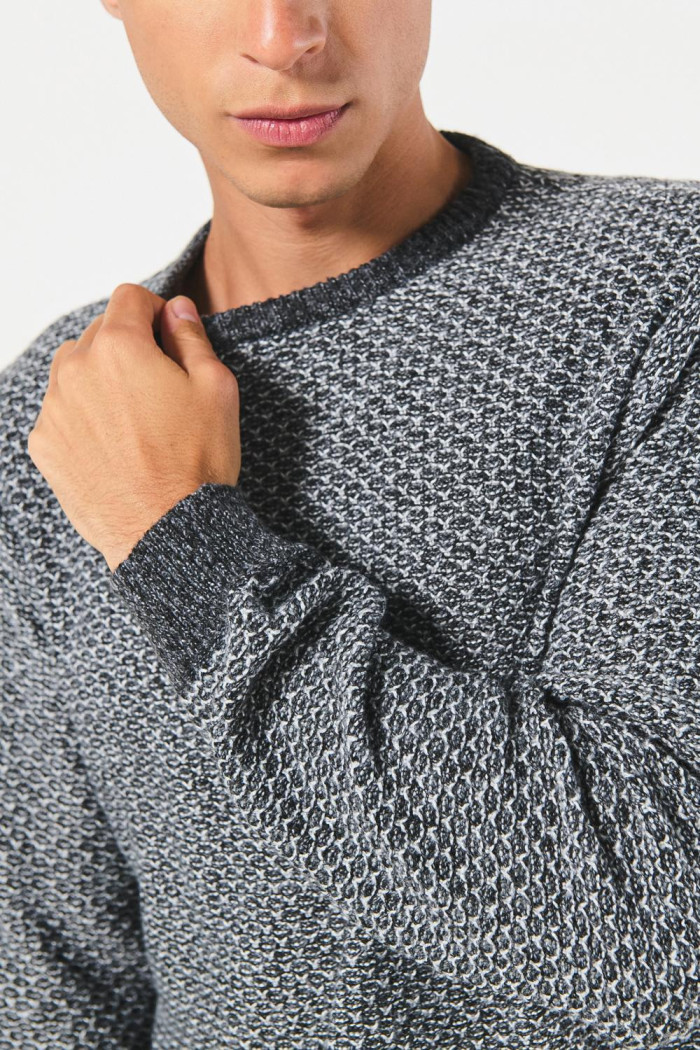Suéter tejido gris oscuro con diseños y cuello redondo