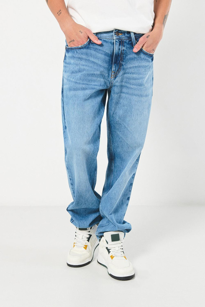 Jean azul claro tipo 90´S con bota recta y tiro bajo