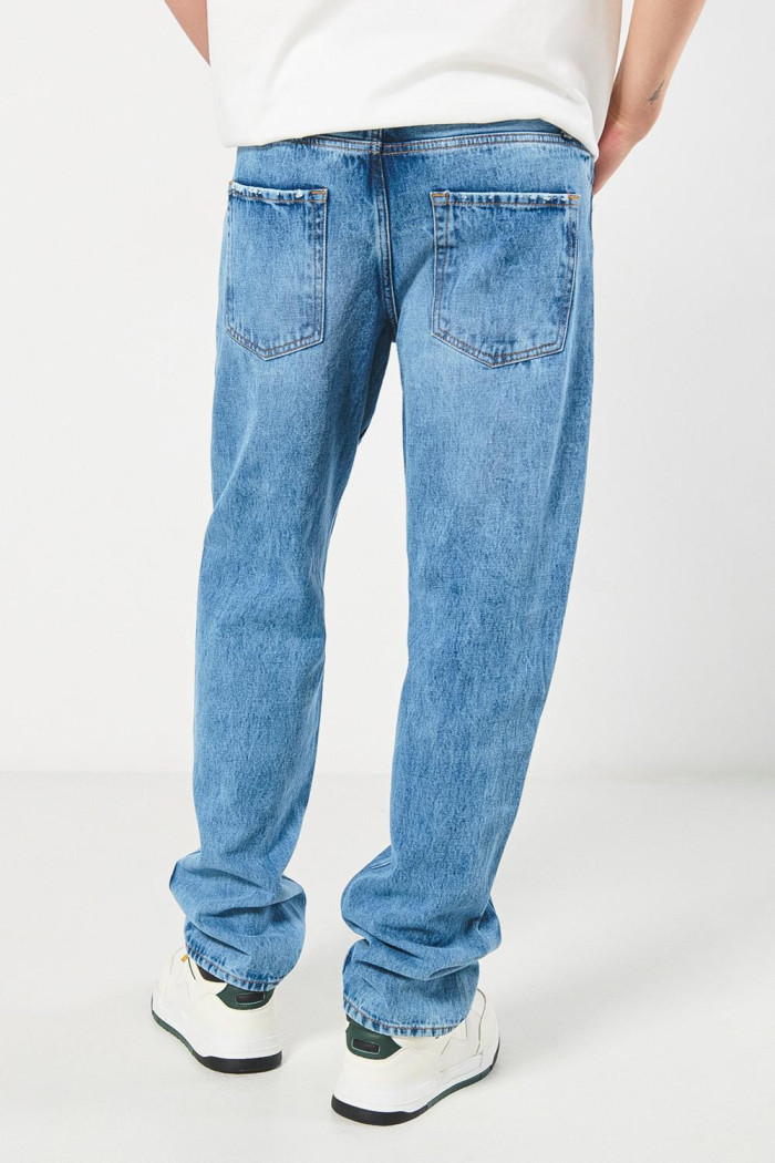 Jean azul claro tipo 90´S con bota recta y tiro bajo