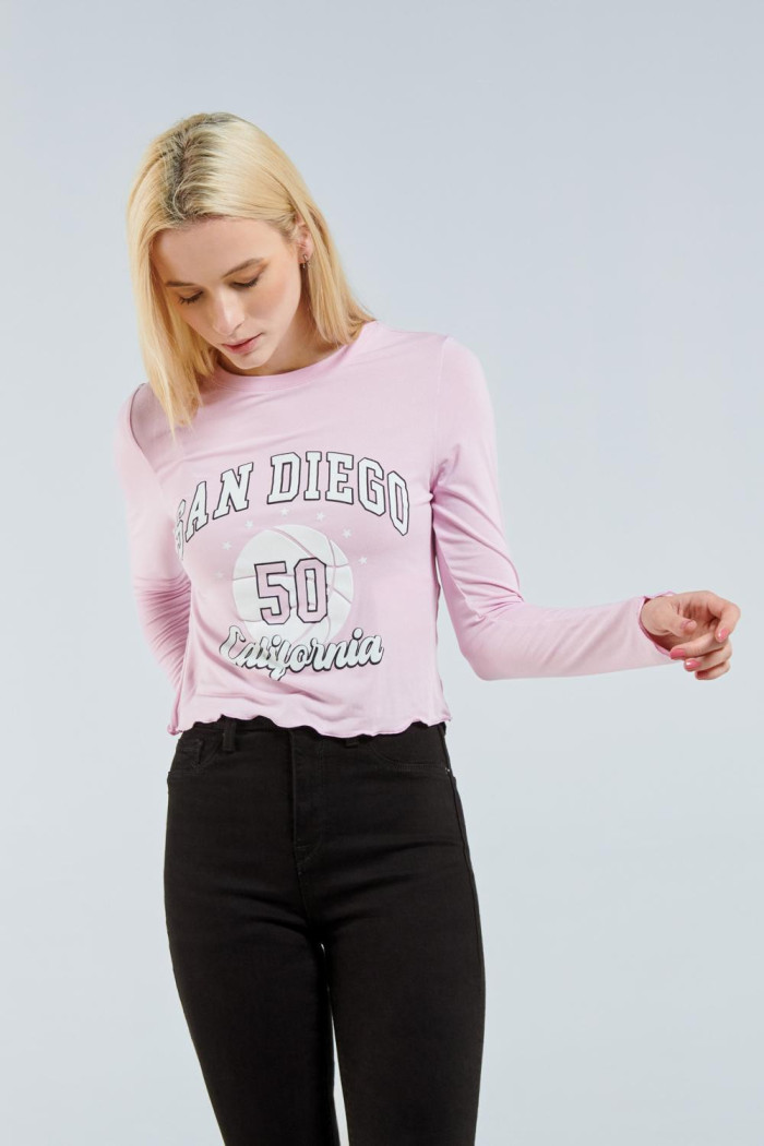 Camiseta rosada manga larga con diseño college en frente