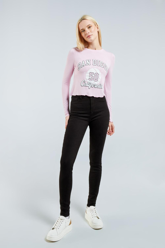 Camiseta rosada manga larga con diseño college en frente