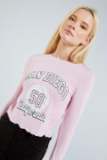 Camiseta rosada manga larga con diseño college en frente