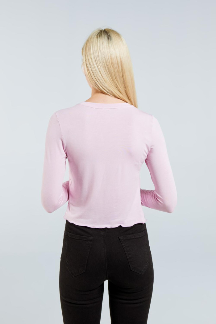 Camiseta rosada manga larga con diseño college en frente