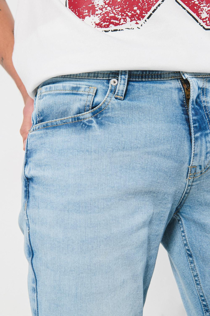 Jean azul claro slim tiro bajo con ajuste ceñido y desgastes